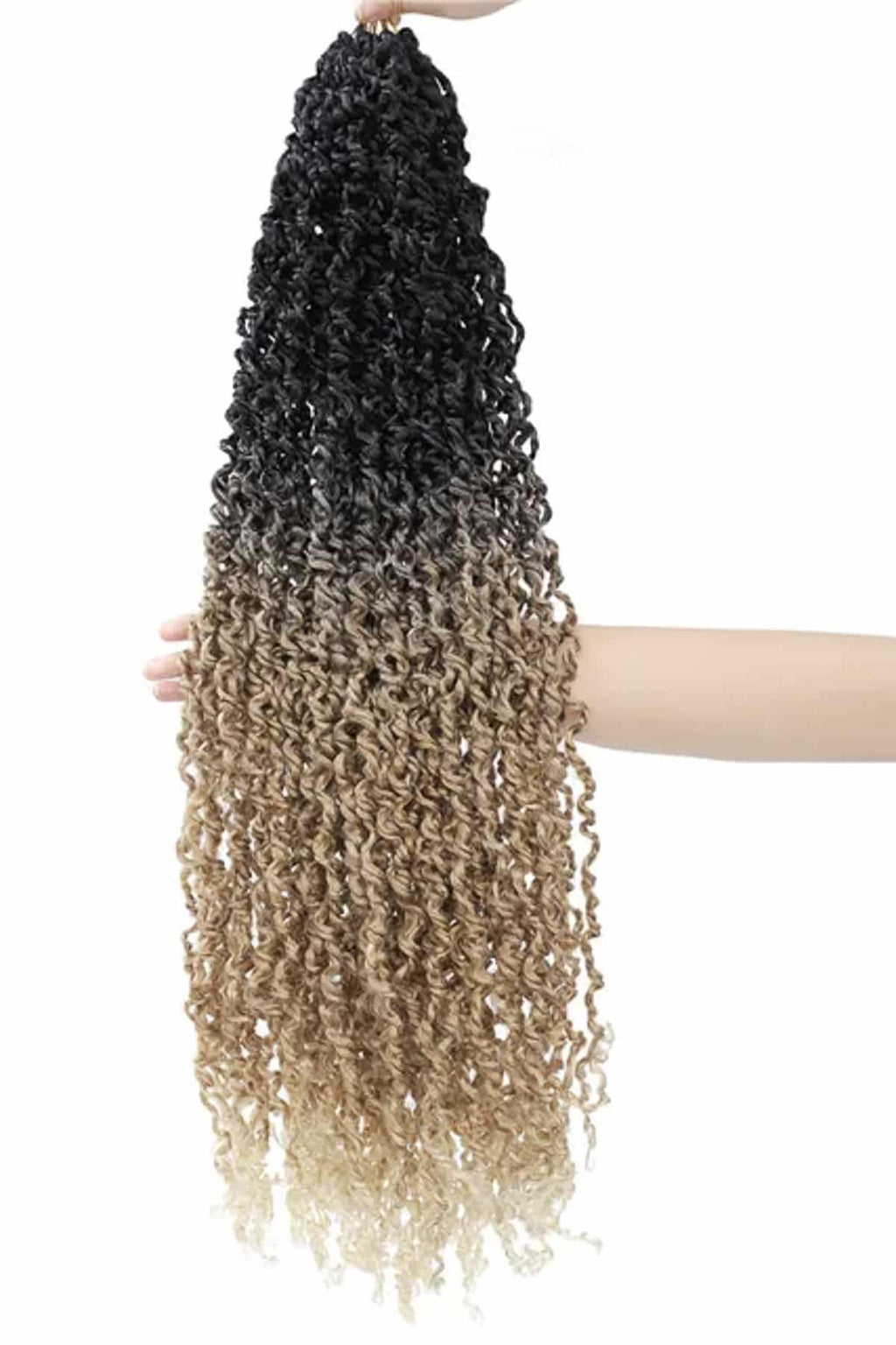 Produktbild på Goddess Locs i ombre svart och brun, där de långa, definierade lockarna övergår från djup svart vid rötterna till en rik, mörkbrun nyans mot topparna. Håret har en kinky textur för en naturlig, voluminös look