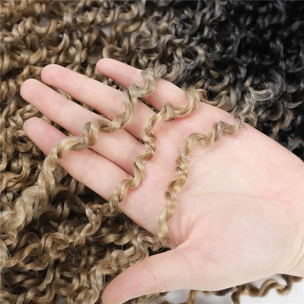 Produktbild på Goddess Locs med kinky textur, där håret är flätat i lång, definierad lok-stil med en naturlig, voluminös känsla och mjuka, snurriga sektioner.