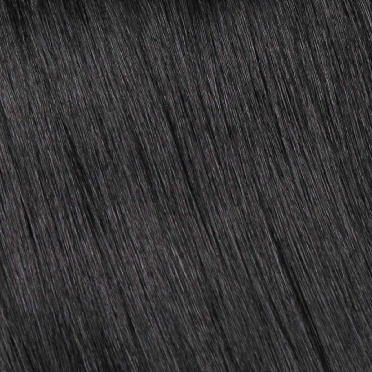 Närbild på Off Black (färg 1B), som visar en djup, mörk nyans med subtila undertoner för en naturlig, intensiv finish