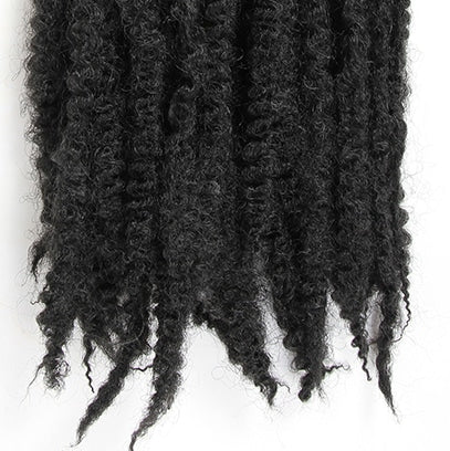 Närbild på afro kinky braids, där det naturliga, texturerade håret syns tydligt med en volymrik och lockig struktur som ger en autentisk afro-look