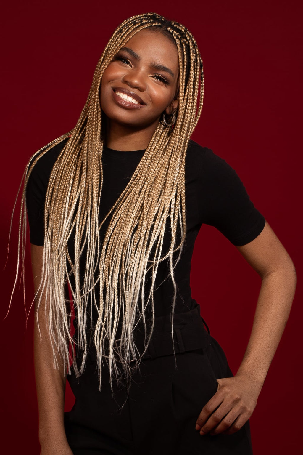 Afrikansk kvinna som bär blonda easy braids, där flätorna är täta och välformade för en naturlig och elegant look.