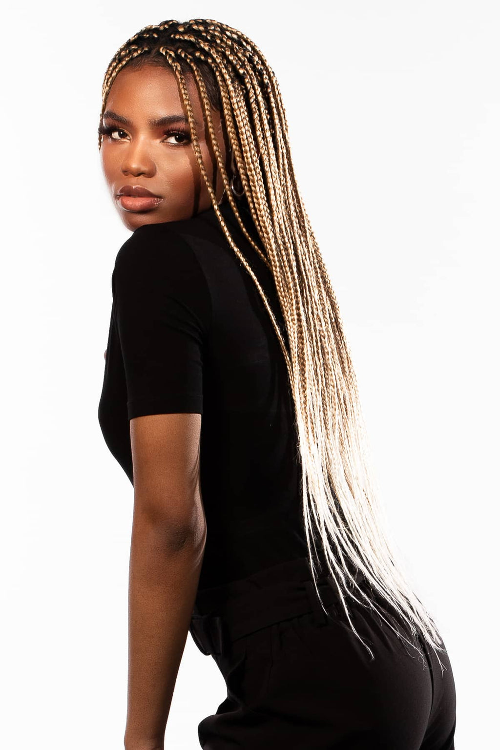Afrikansk kvinna som bär blonda easy braids, där flätorna är täta och välformade för en naturlig och elegant look.