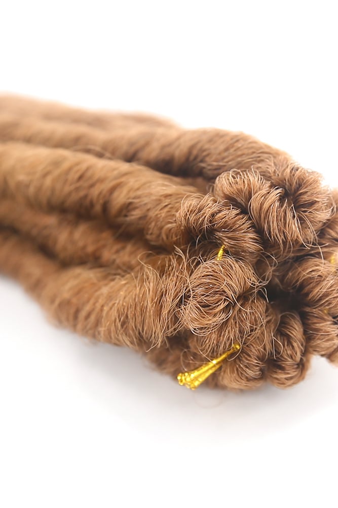 Faux Locs #27 i varm ljusbrun ton, tre pack syntetiska dreadlocks med naturlig textur. Perfekt för skyddande frisyrer med mjuk och realistisk känsla.