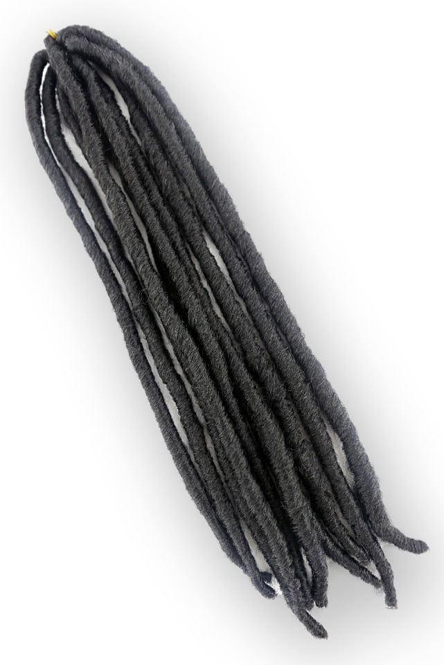 Faux Locs Crochet Hair i mjuk svart nyans med naturlig textur. Perfekt för skyddande frisyrer, ger ett realistiskt resultat och enkel applicering med virknålsteknik.