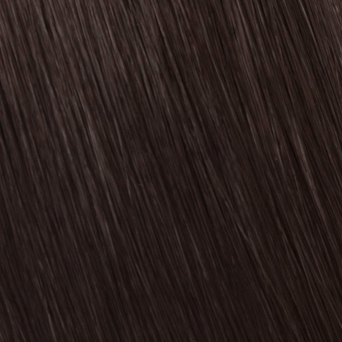 Närbild på ett färgprov av mörkbruna-hårförlängningar, med en djup röd-vinröd nyans och textur för att hjälpa dig välja rätt färg.