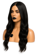 Lång svart peruk med mjuka vågor och mittbena. Naturlig glans, värmetålig fiber och realistisk look