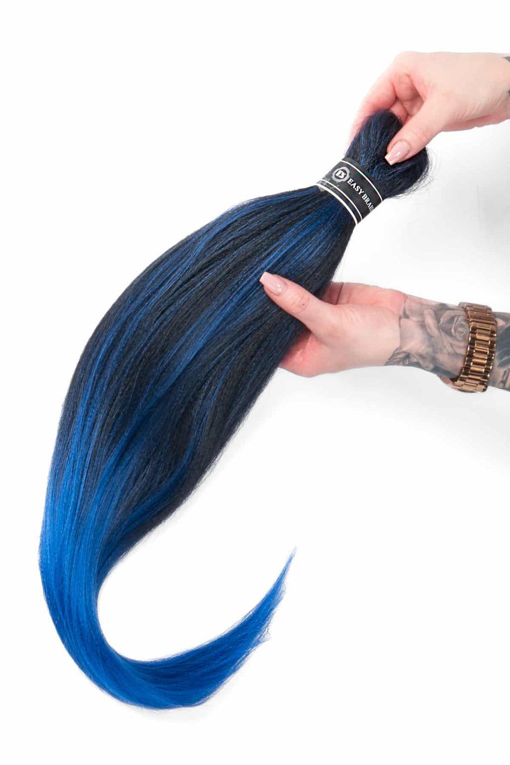 Försträckta Easy Braids i färgen 1B/Blue med mjuk övergång från mörk svart bas till intensiv blå nyans, silkeslen textur och naturlig glans.