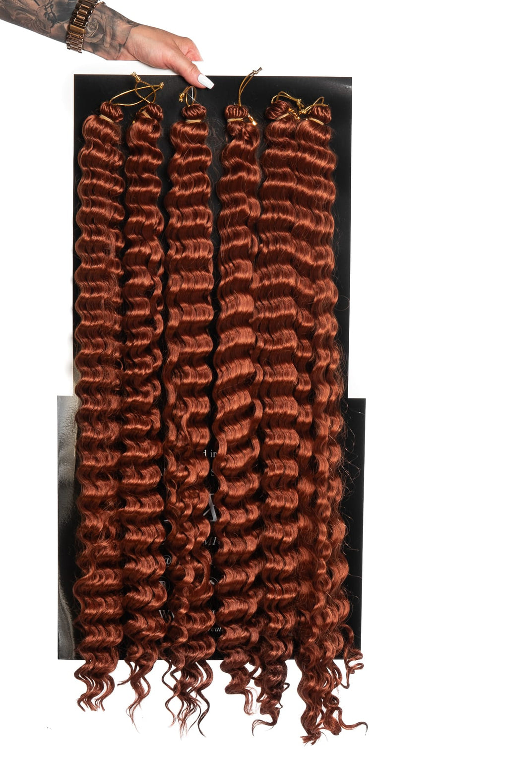Glansiga kopparbruna hårförlängningar med definierade spiral-lockar i boho-stil. Mjukt syntetiskt hår med naturlig lyster, perfekt för kreativa flätor och fylliga frisyrer med volym.