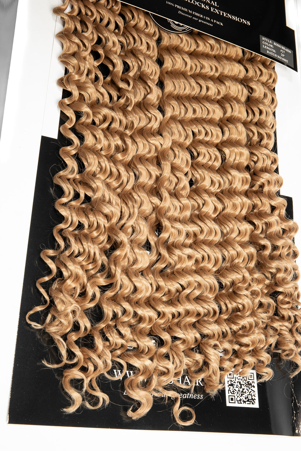 Goddess Boho Braids i varm gyllenbrun färg med täta spiralformade lockar. Ger ett naturligt, voluminöst och lyxigt uttryck perfekt för kreativa flätstilar.
