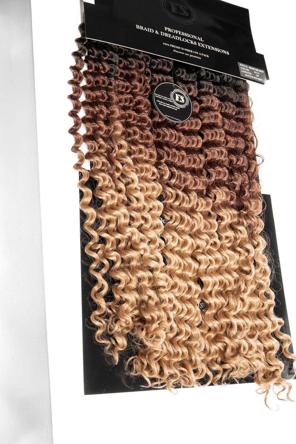 FOS Hair boho braids i ombre nyanser från mörkbrun till blond. Mjuka spiralformade lockar med naturlig glans, perfekta för bohemiska flätor och crochet-stilar