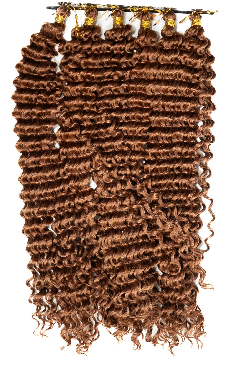 Boho Goddess Braids i gyllenbrun nyans med täta spiralformade lockar. Ger en naturligt fyllig look med mjuk glans och bohemisk elegans.
