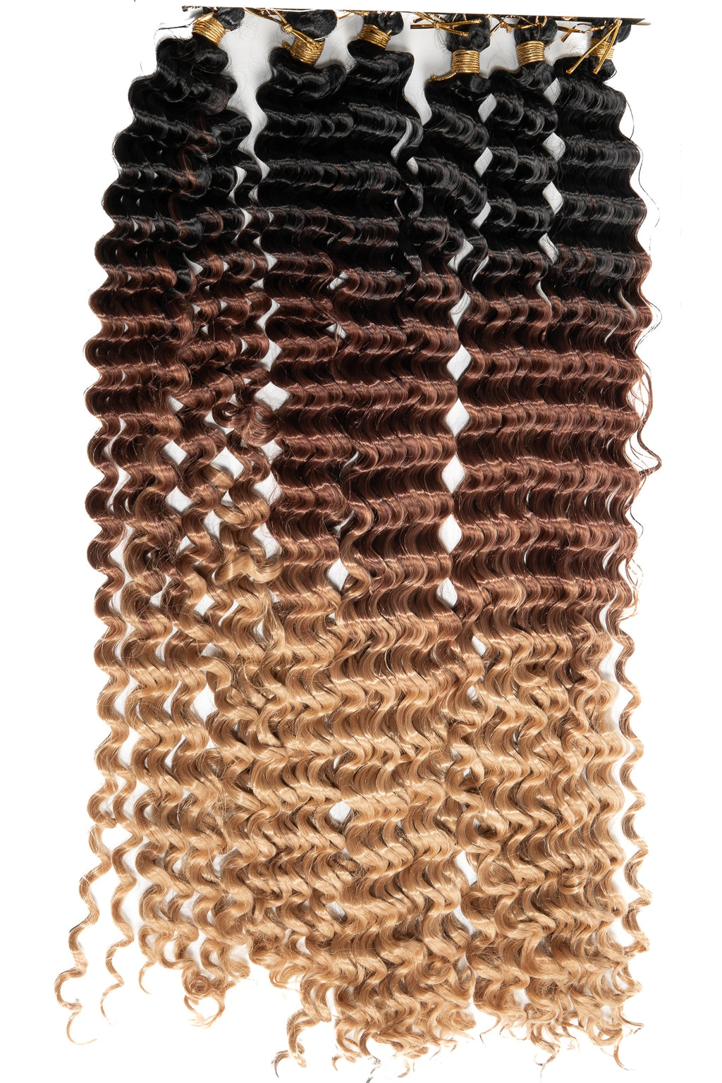 Ombre boho goddess lockhår med övergång från svart till brun till sandre blond. Definierade spiralformade lockar ger naturlig volym och glans, perfekt för flätor.