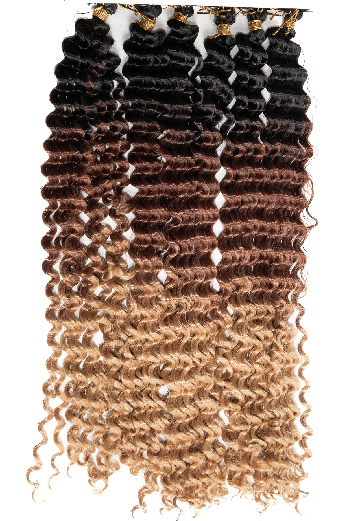 Ombre boho goddess lockhår med övergång från svart till brun till sandre blond. Definierade spiralformade lockar ger naturlig volym och glans, perfekt för flätor.