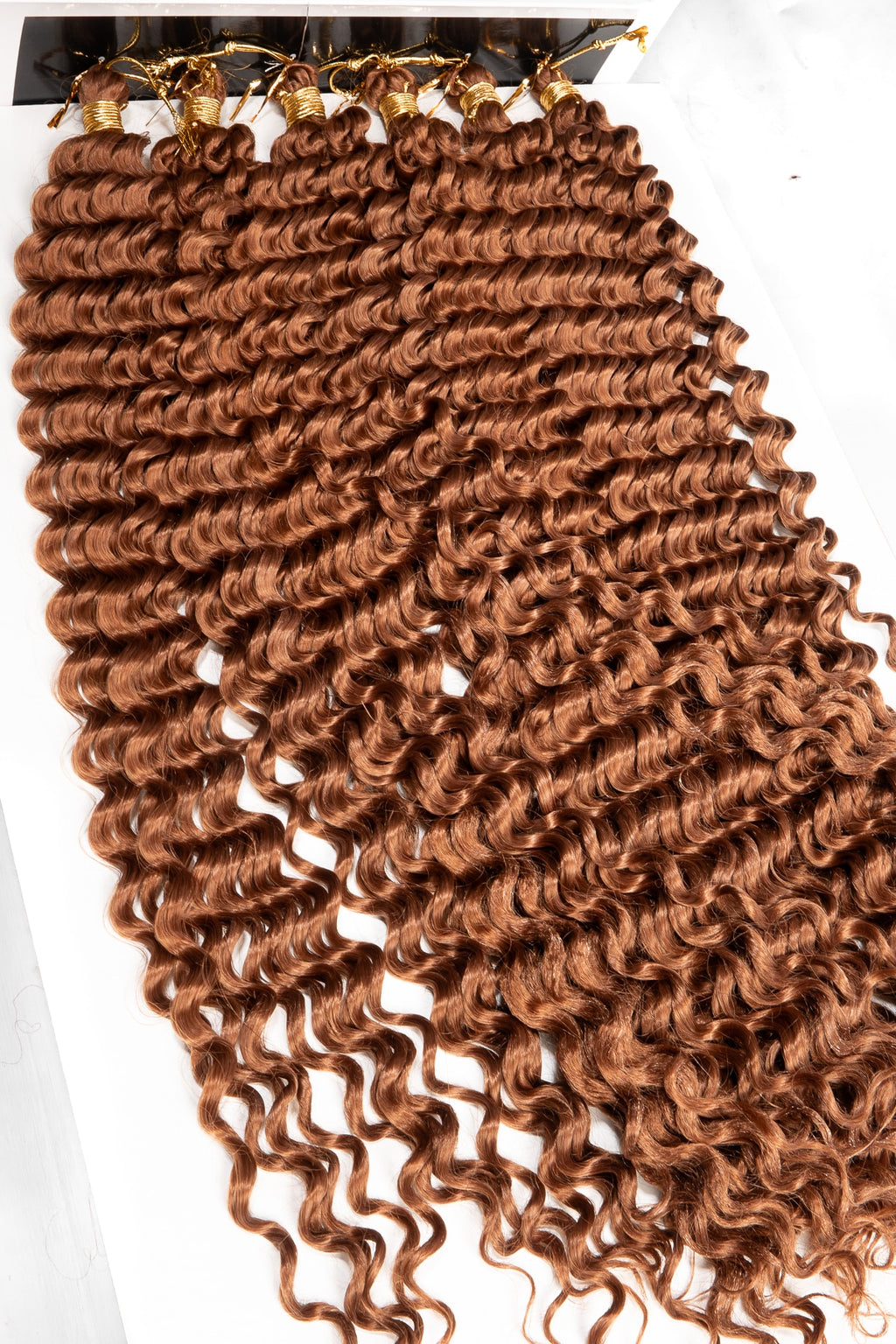 Boho Goddess Braids i varm kastanjebrun färg med mjuka spiral-lockar.