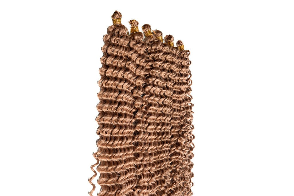 Ljusbrunt lockigt futura hår för flätor och extensions, glansiga spiral lockar med naturlig volym och mjuk struktur.