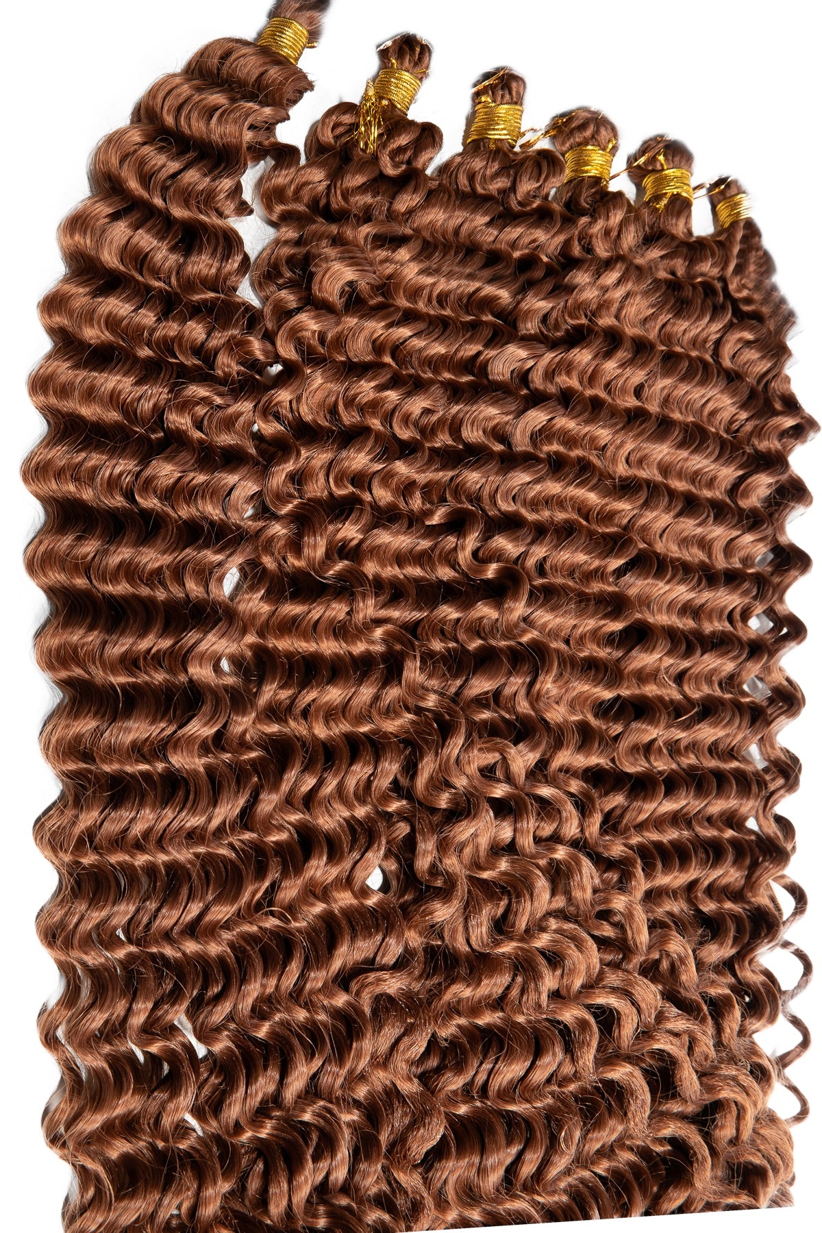 Boho Goddess Braids i varm kopparbrun ton med mjuka, definierade lockar. Perfekt för naturlig volym och en trendig, bohemisk flätstil.