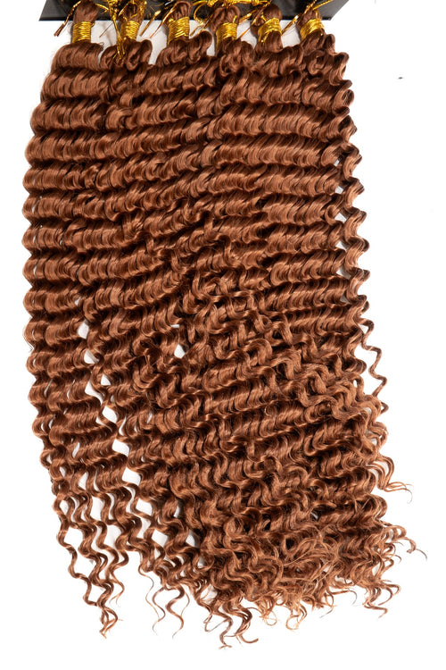 Boho Goddess Braids i kastanjebrun färg med glansiga, definierade lockar. Professionella flätextensions som skapar naturlig volym och en elegant, bohemisk look.