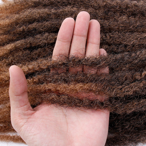 Afro Kinky fläthår i brun ombre med mjuk, tät textur som imiterar naturligt hår perfekt, idealiskt för twist, locs och volymrika skyddande frisyrer.