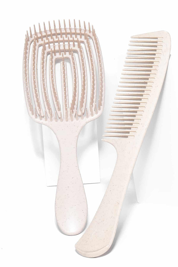 Set med borste och kam. Modern beige färg. mot vit bakgrund.