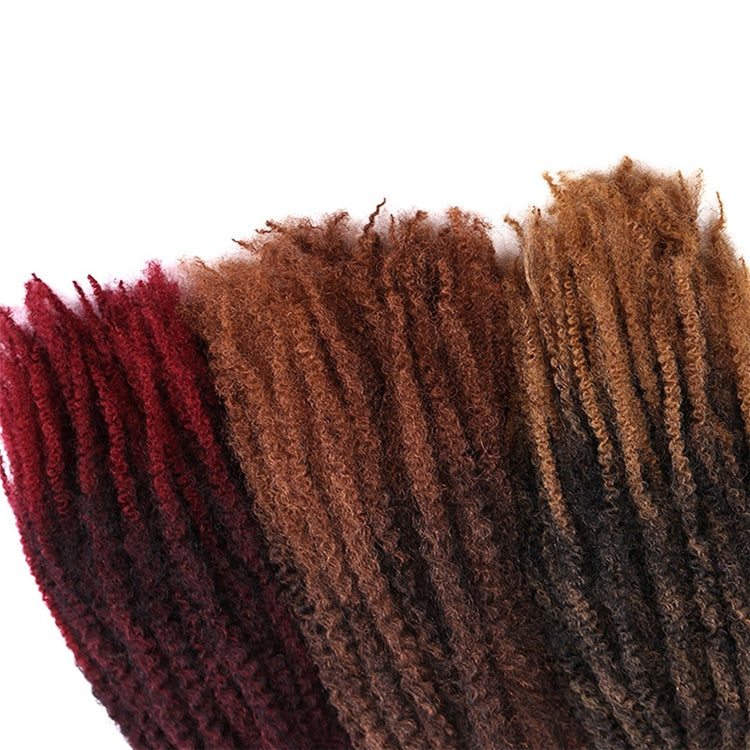 Afro kinky syntetiskt hår i flera nyanser av rött, brunt och blond, med täta naturliga lockar för volym och autentiskt afroinspirerat utseende.