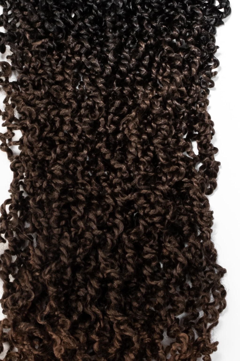 Närbild på mörk ombre bruna Majesty Twist dreads. Spiralformade lockar med naturlig glans för crochet flätor.