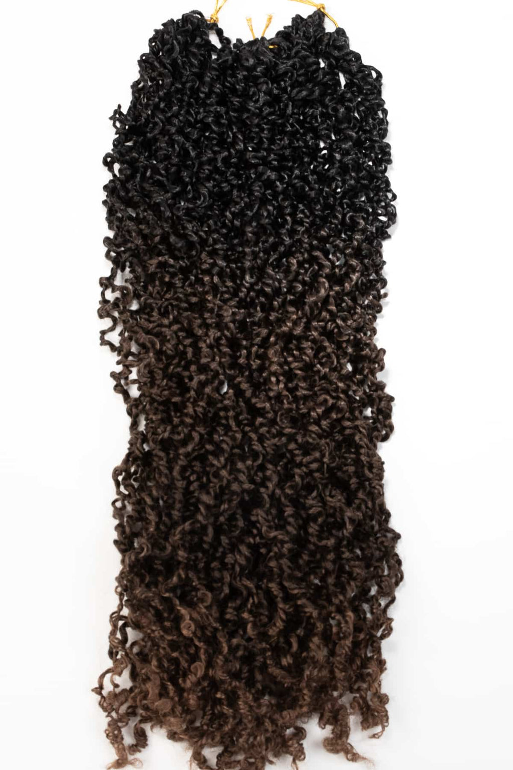 Majesty Twist fläthår i nyansen mörk ombré brun, mjuka definierade lockar med naturlig glans, perfekt för crochet flätor och skyddande frisyrer.
