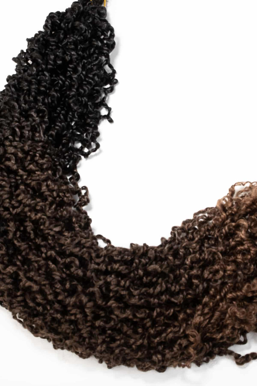 Voluminösa mörkbruna Majesty Twist-lockar med ljusare toppar som ger en lyxig, mjukt böljande stil för kreativa flätlooks.