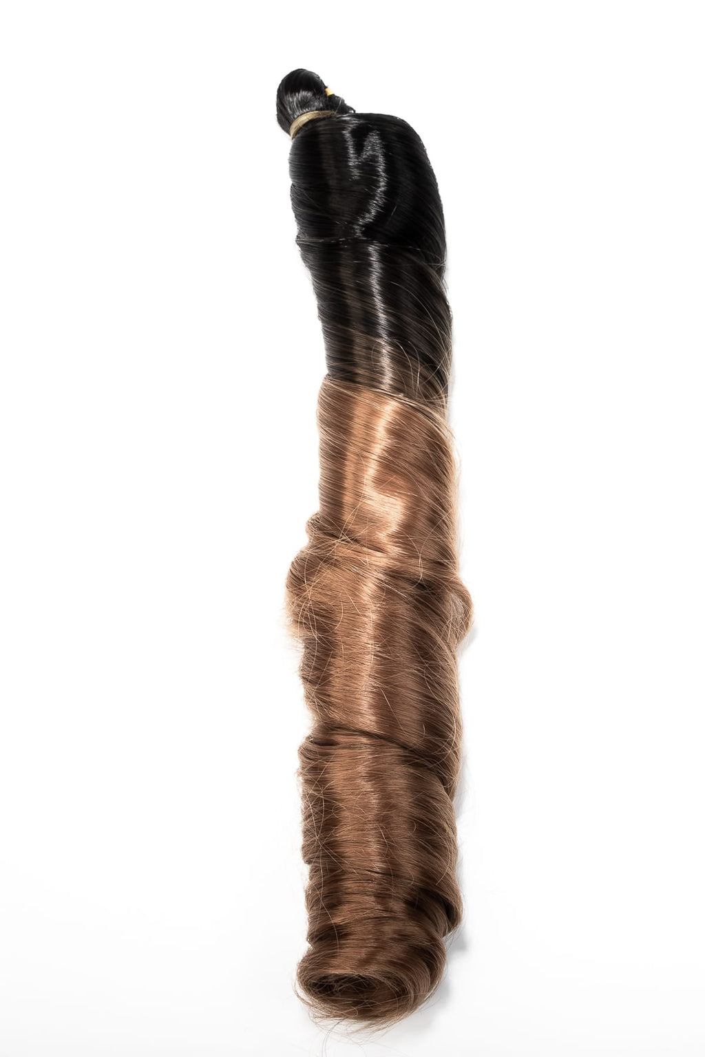 Produktbild på spiral French curls i svart-brun ombre, där håret är flätat i små sektioner och rullat till spirallockar. Ombre-effekten går från svart vid rötterna till mörkbrun vid topparna
