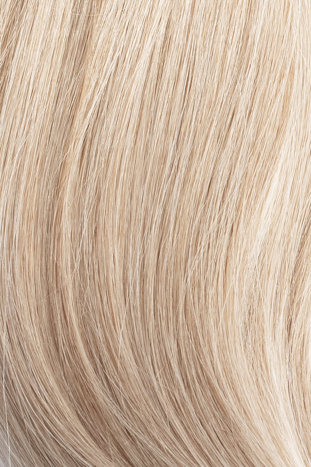 Närbild på ett färgprov av ljus askblond hårförlängning, med en kall ton och naturlig textur för att hjälpa dig hitta rätt färg