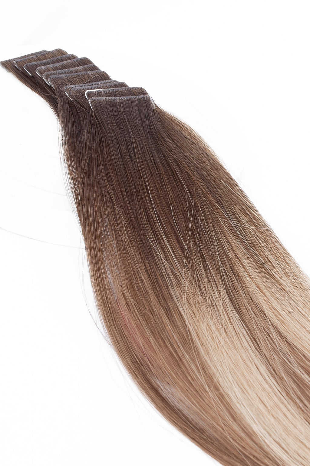 Professionellt tejplöshår i äkta Remy. Mjuk, rak struktur med naturlig glans i balayage-ton från mörkbrun till blond, för sömlösa och hållbara hårförlängningar.