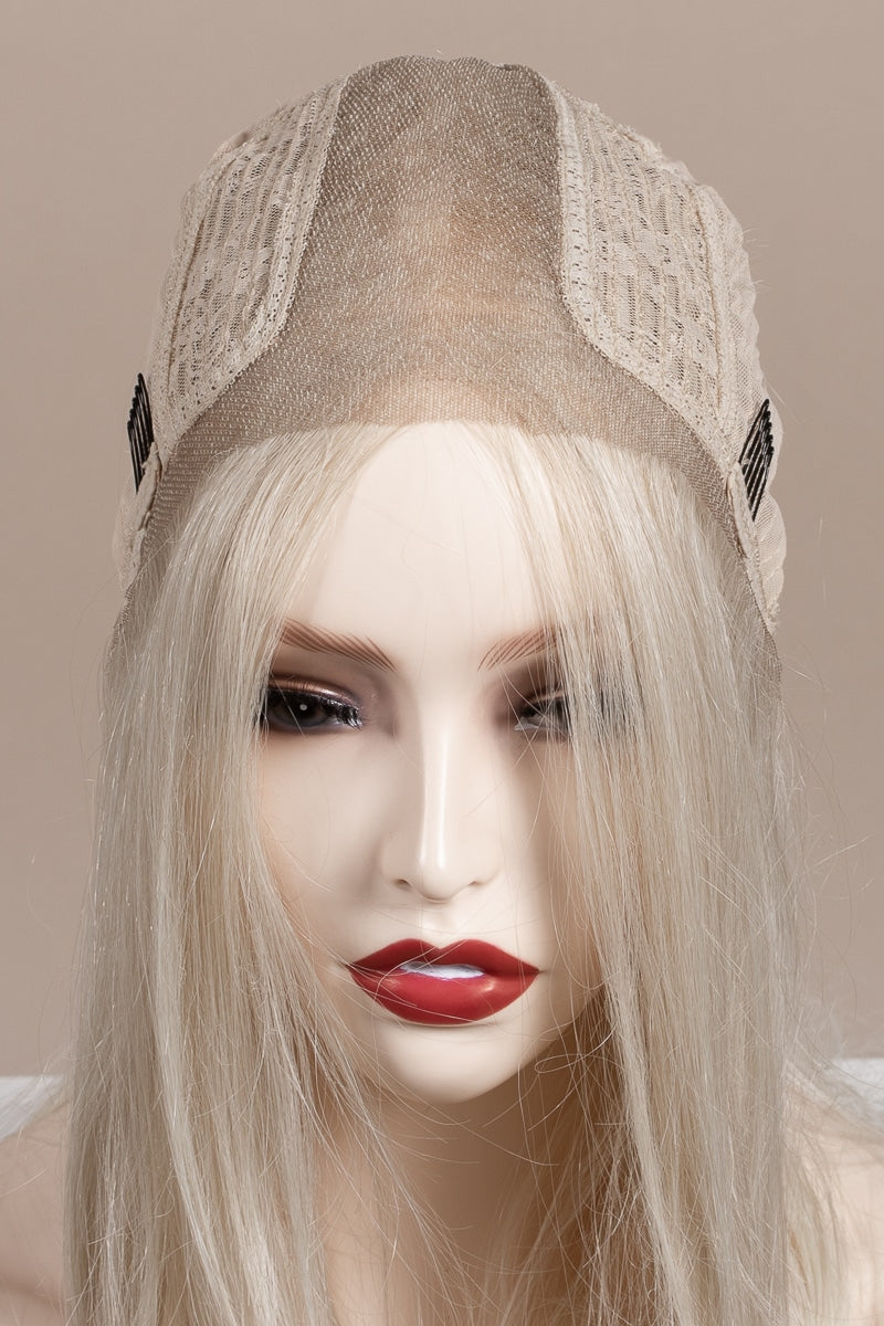 Ljusblond peruk med insyn i peruknätets konstruktion, justerbara clips och naturlig spetsfront för realistisk passform och bekväm användning hela dagen.