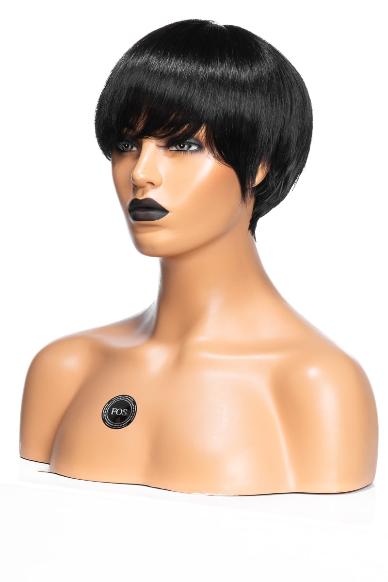 Skyltdocka med svart, kort peruk i stil liknande Kris Jenner, där håret är klippt i en elegant bob med raka kanter och en glänsande, svart finish.