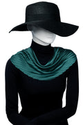 Skyltdocka med mossgrön plisserad scarf, perfekt för att visa styling och accessoarer