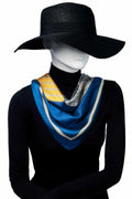 scarf i blå, gul och vit ton med randigt och rutigt mönster. Ger en elegant, färgstark touch.