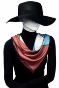 Mannequin som bär scarf i blå, vinröd och vit färgblockdesign. Lyxig glans och mjuk känsla som ger en sofistikerad touch till både vardags och fest.