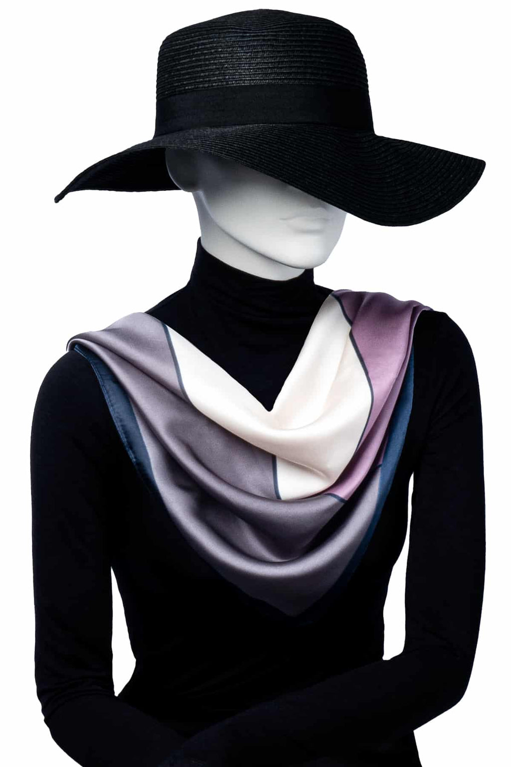 Skyltdocka poserar i lila, beige och marinblå scarf i färgblock. Elegant glans och mjuk textur som kompletterar både klassiska och moderna looks med exklusiv stil.