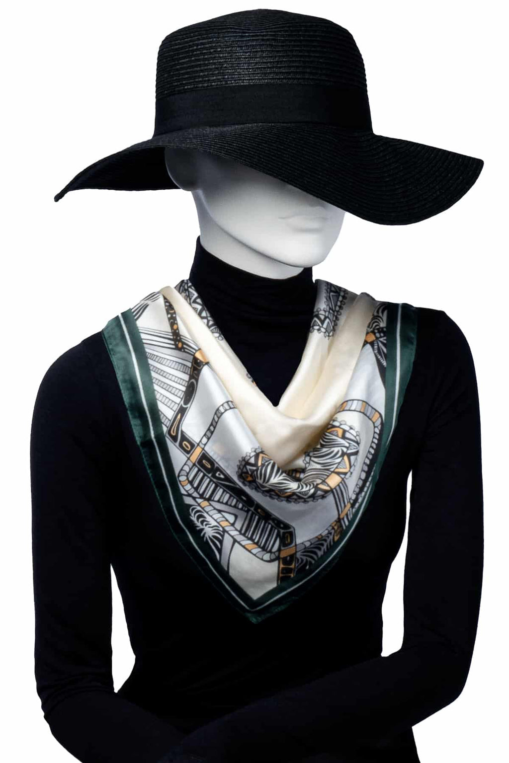 Skyltdock bär Elegant scarf i silkesliknande material i klassisk stil. Designen har gröna kanter och ett mönster i svart, vitt och guld