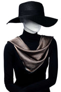 Skyltdocka med brun scarf runt halsen, perfekt för att visa styling och accessoarer