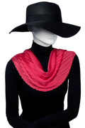 Skyltdocka med hallonröd plisserad scarf knuten runt halsen, perfekt för att visa styling och accessoarer