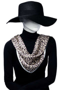 Polyester scarf i djärvt leopard mönster i jordnära färger.