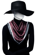 Skyltdocka med vinröd scarf med cheetah-mönster, perfekt för att visa styling och accessoarer