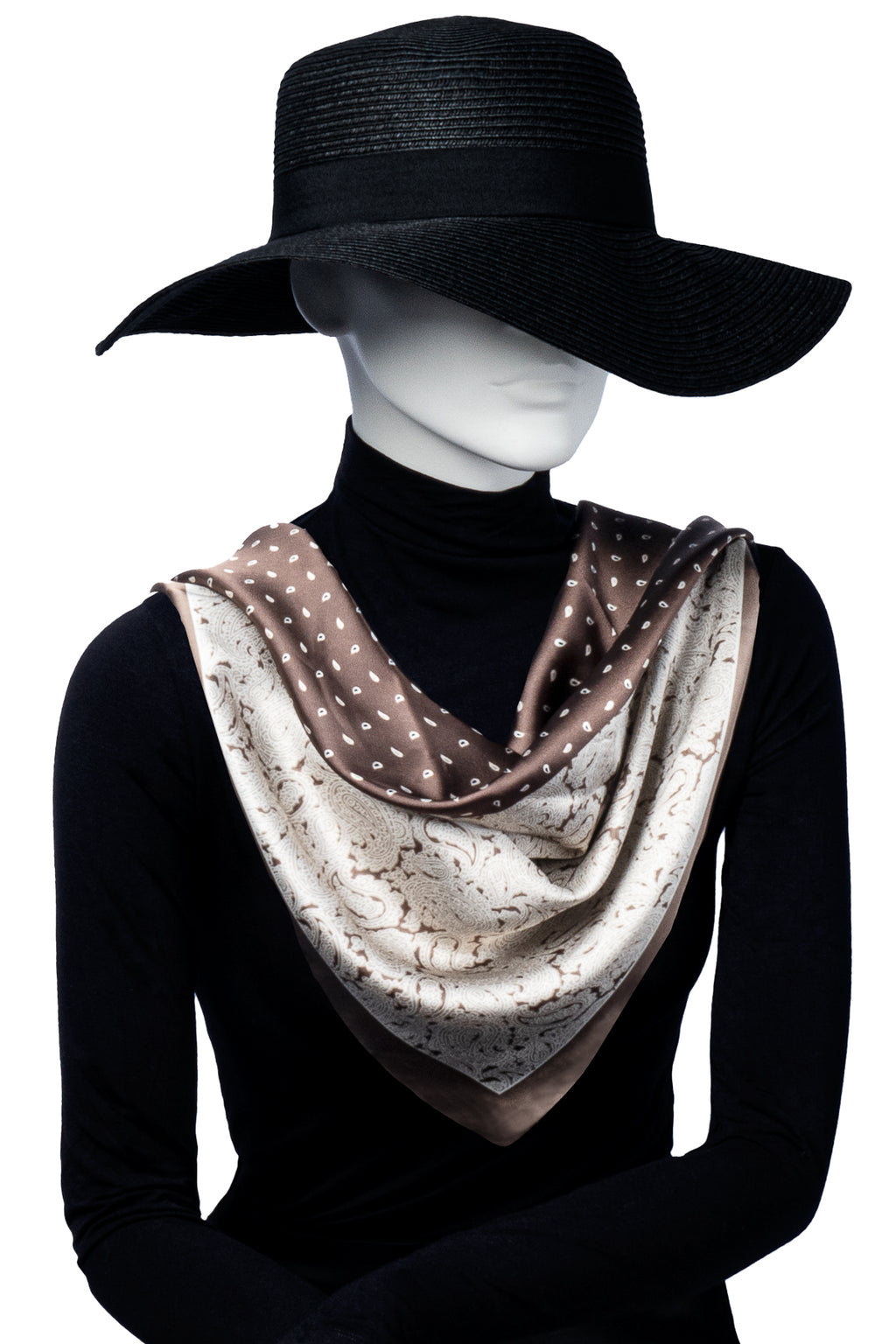 Lyxig siden liknande scarf i brun och beige ton med prickigt och floralt mönster. Elegant glansig yta som ger en tidlös, sofistikerad känsla, perfekt att bära runt halsen, i håret eller som accessoar till väskan.