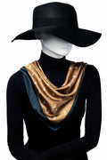 Siden liknande scarf i exklusiv guld och mörkgrön nyans med subtilt mönster tidlös accessoar som förhöjer.