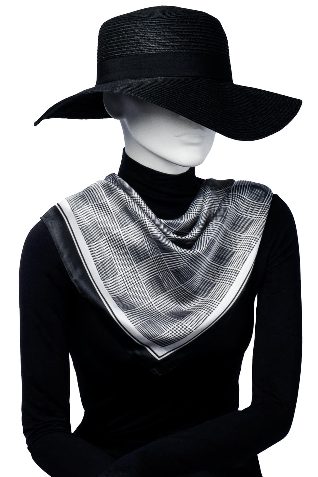 Scarf i klassiskt rutigt mönster som hänger elegant runt modells hals.