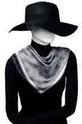 Scarf i klassiskt rutigt mönster som hänger elegant runt modells hals.