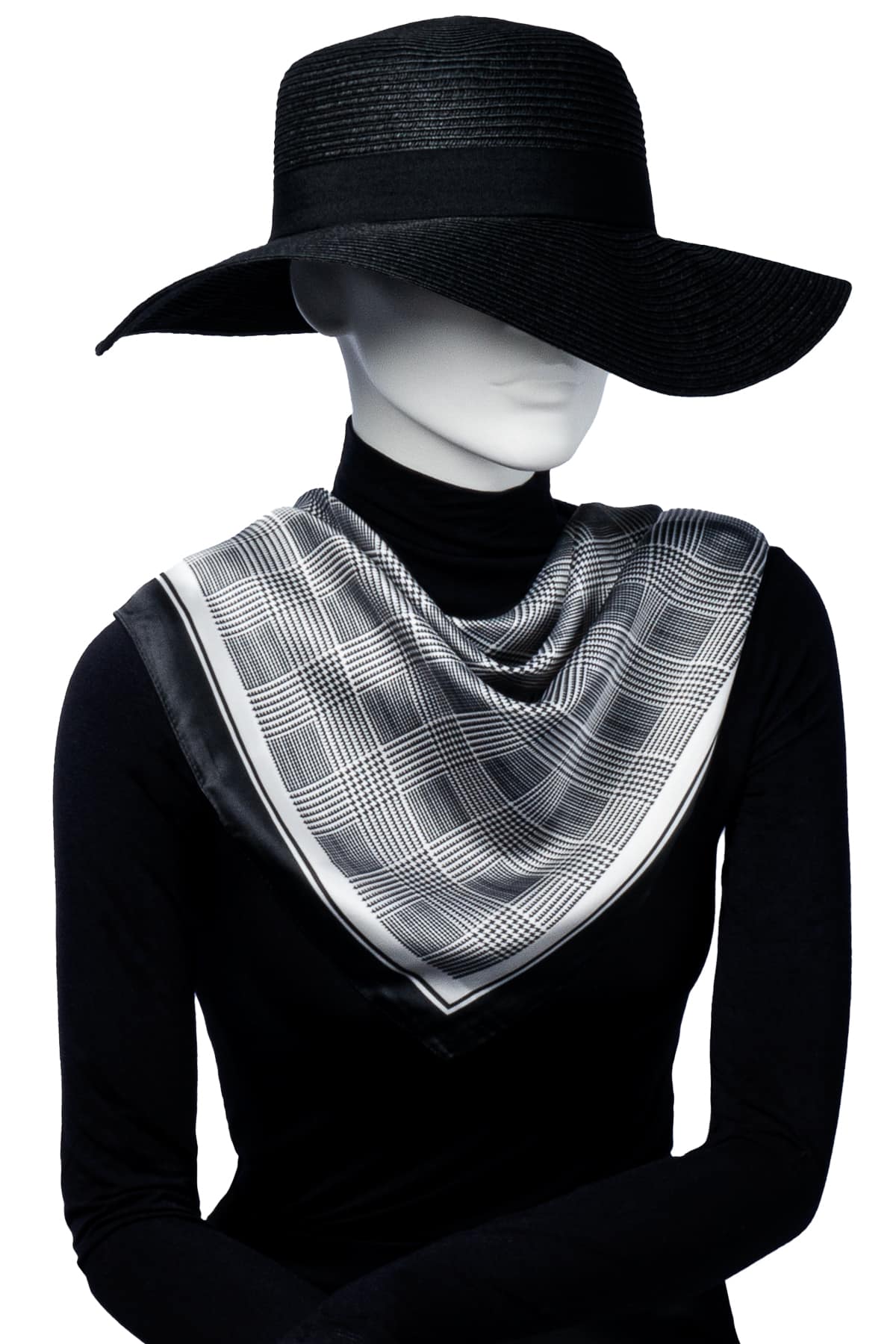 Scarf i klassiskt rutigt mönster som hänger elegant runt modells hals.