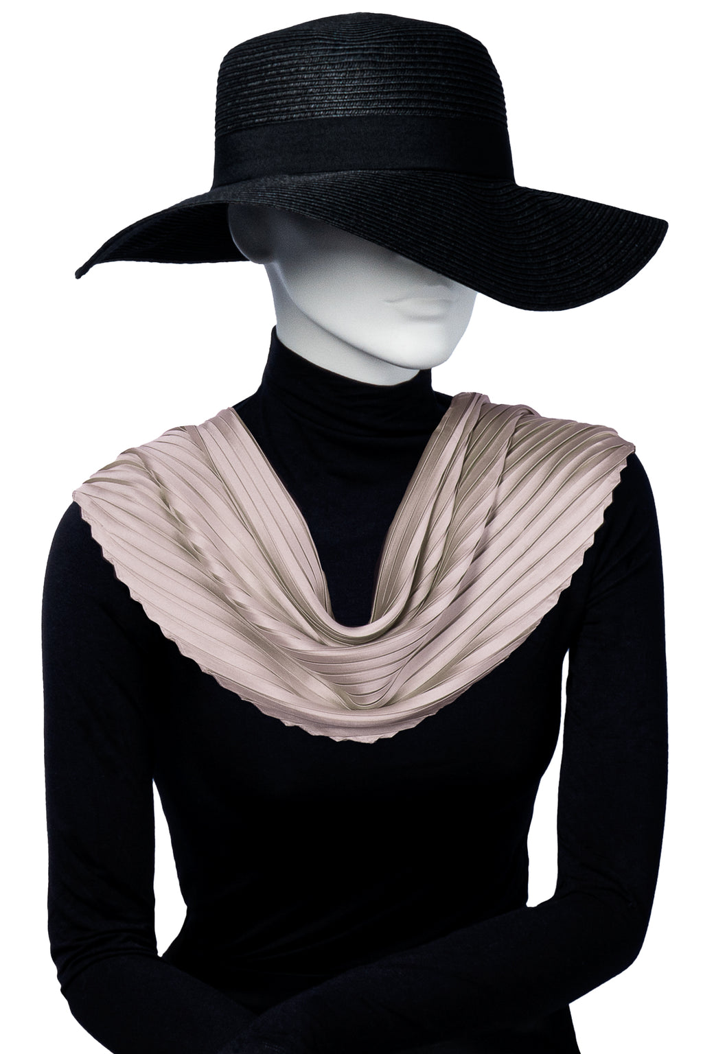 Plisserad scarf i ljusrosa med subtil glans. 