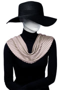 Plisserad scarf i ljusrosa med subtil glans. 