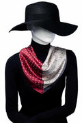 Polyester scarf i delat mönster i vinrött, grått och vitt. Paisley mönster på båda sidor.