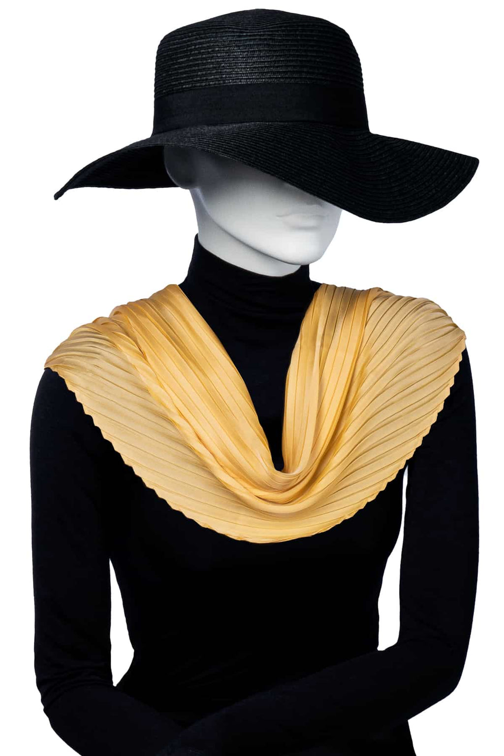 Skyltdocka med gul plisserad scarf knuten runt halsen, perfekt för att visa styling och accessoarer